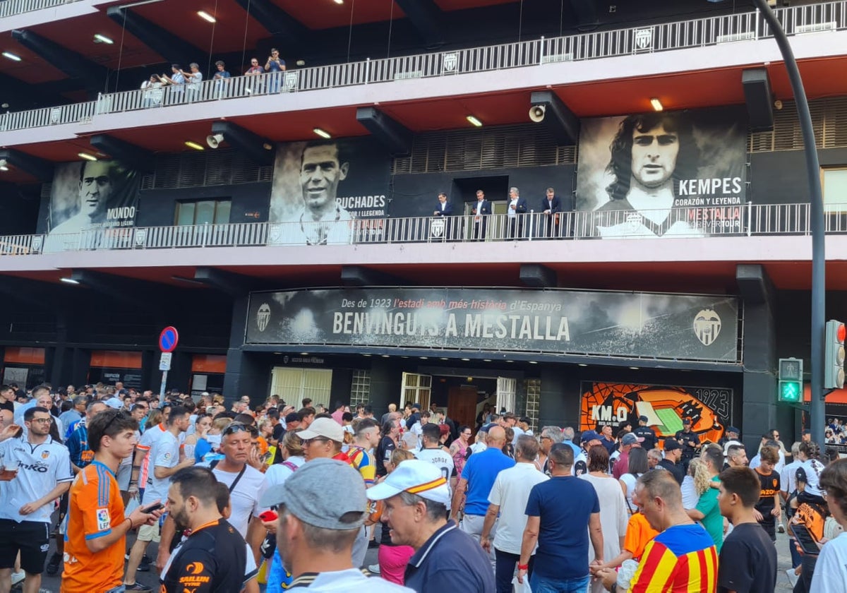 Aficionados valencianistas aglomerados en la entrada para poder ver la 52 edición del Trofeo Taronja