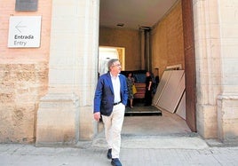 José Antonio Rovira, en la puerta del Centro del Carmen.