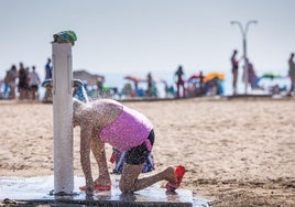 Un hombre se refresca en la playa de la Malvarrosa, este sábado.