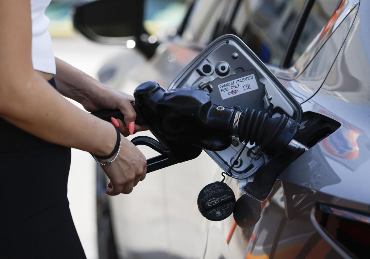 Una persona echando gasolina en una imagen de archivo.