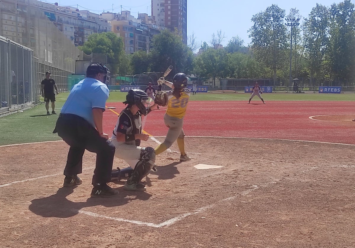 Una bateadora, en acción durante la primera jornada de la Copa de la Reina en Valencia.