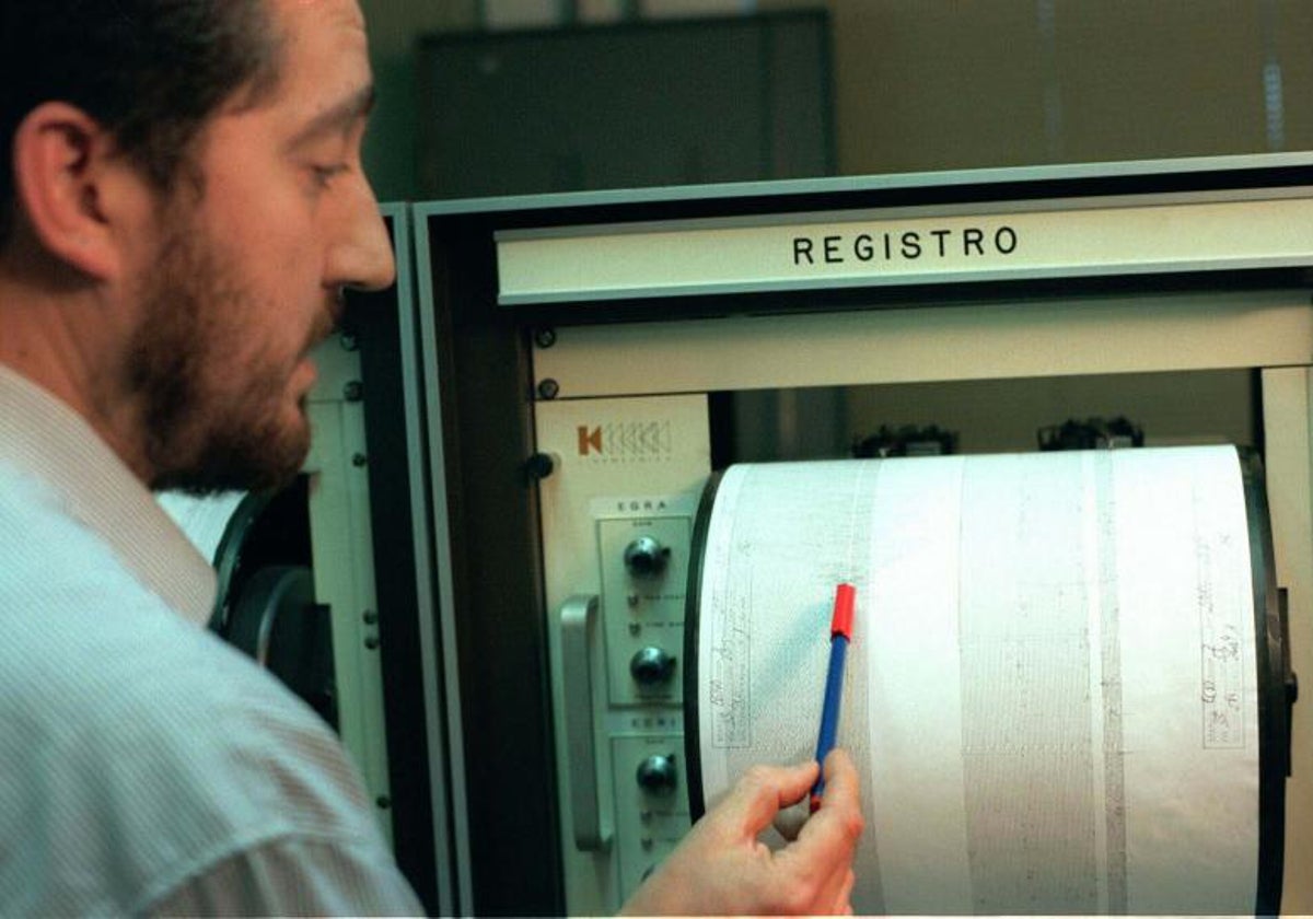 Un técnico del Instituto Geográfico Nacional (IGN) muestra la intensidad de un terremoto.