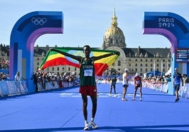 Tamirat Tola celebra su victoria en el maratón olímpico de París 2024.