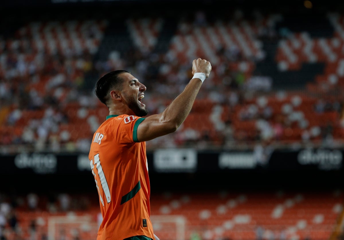 Rafa Mir celebra su primer gol en partido no oficial con el Valencia en el Trofeo Taronja