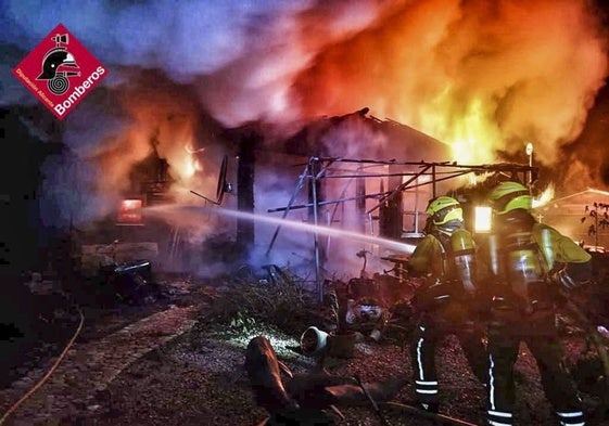 Los bomberos trabajan en un reciente incendio en un camping de Benidorm, en una imagen de archivo.