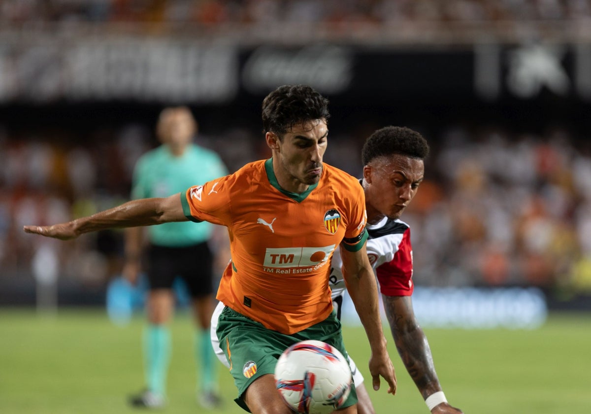 Andre Almeida controla el balón durante la disputa del Trofeo Naranja.