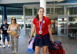 Vega Gimeno, con la plata olímpica al cuello, a su llegada a Valencia.