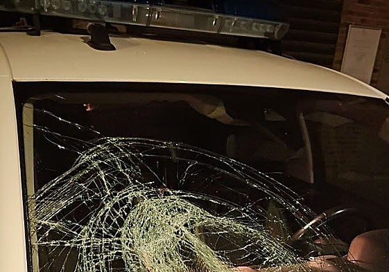 La luna agrietada del vehículo policial.