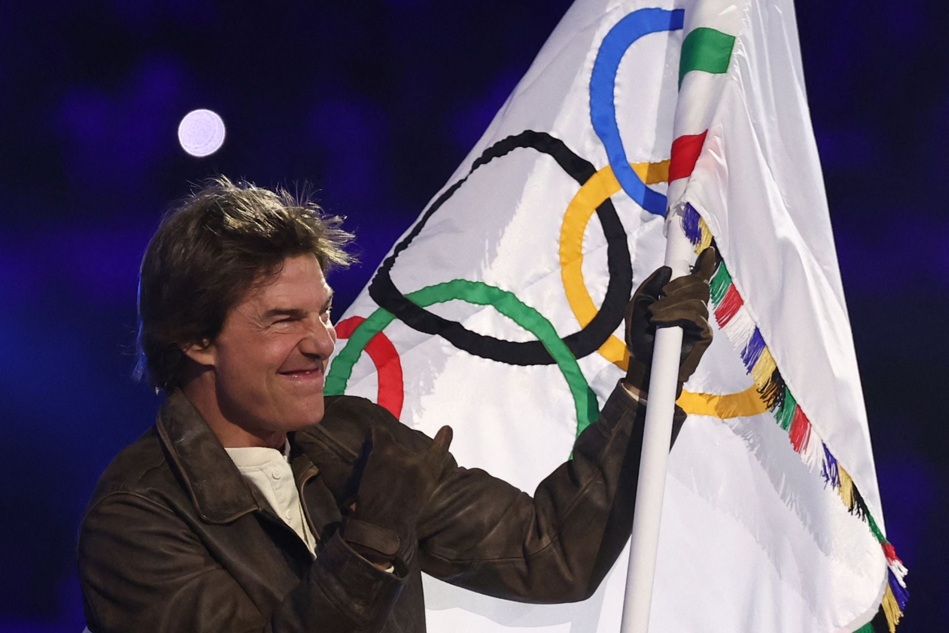 Tom Cruise, en París, con la bandera olímpica.