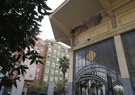 Estado que presenta el edificio del complejo de Abastos de Valencia, con la nidificación de palomas.