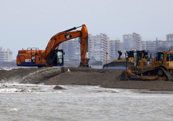 Obras de dragado en la playa de l'Arbre del Gos.