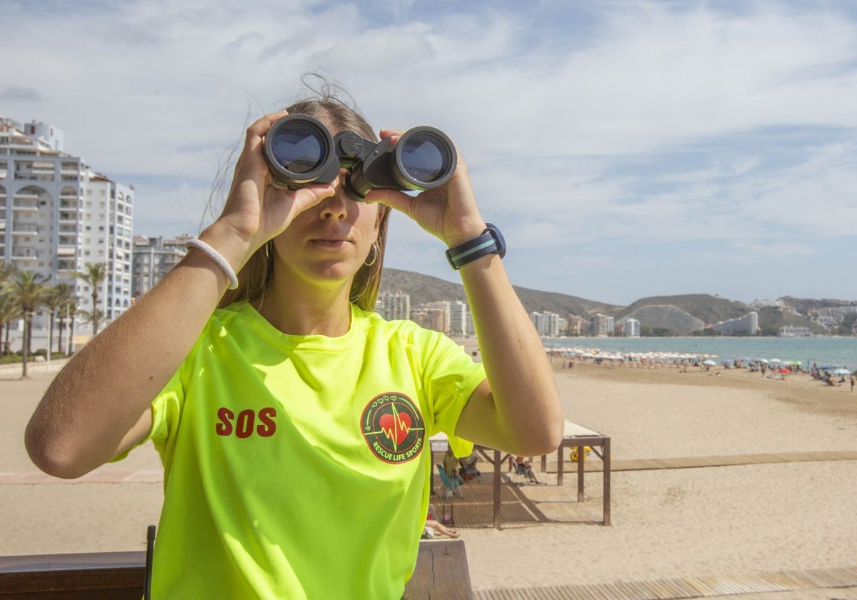 Arantxa Llopis, en su torre de vigilancia de Cullera.