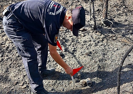 Carlos, uno de los agentes medioambientales de la Generalitat, en la investigación de un incendio