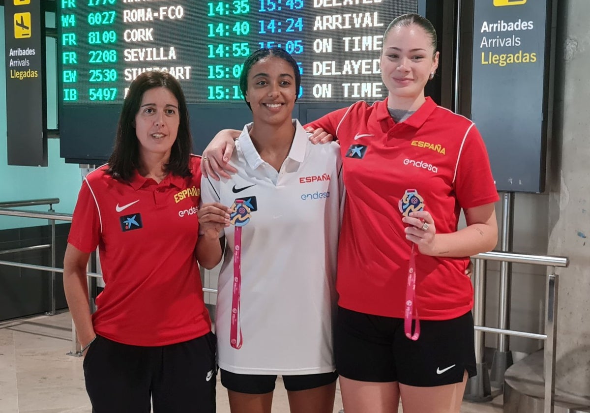 Gloria Estopà, Mirembe Twehamye y Lucía Rivas, a su llegada a Valencia tras el Euorbasket U18.