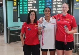 Gloria Estopà, Mirembe Twehamye y Lucía Rivas, a su llegada a Valencia tras el Euorbasket U18.