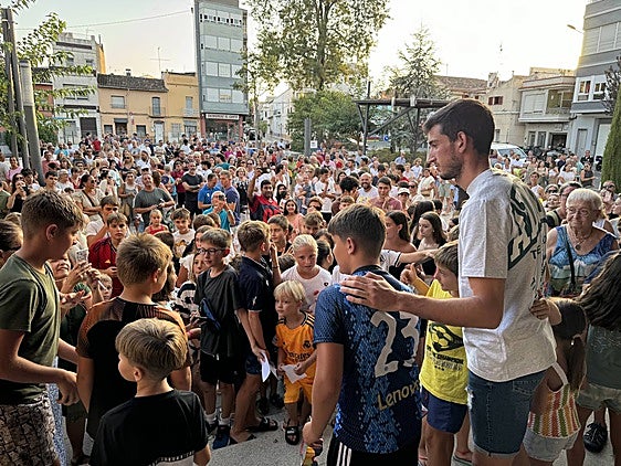 Llopis posa para las fotos con sus fans en su pueblo.