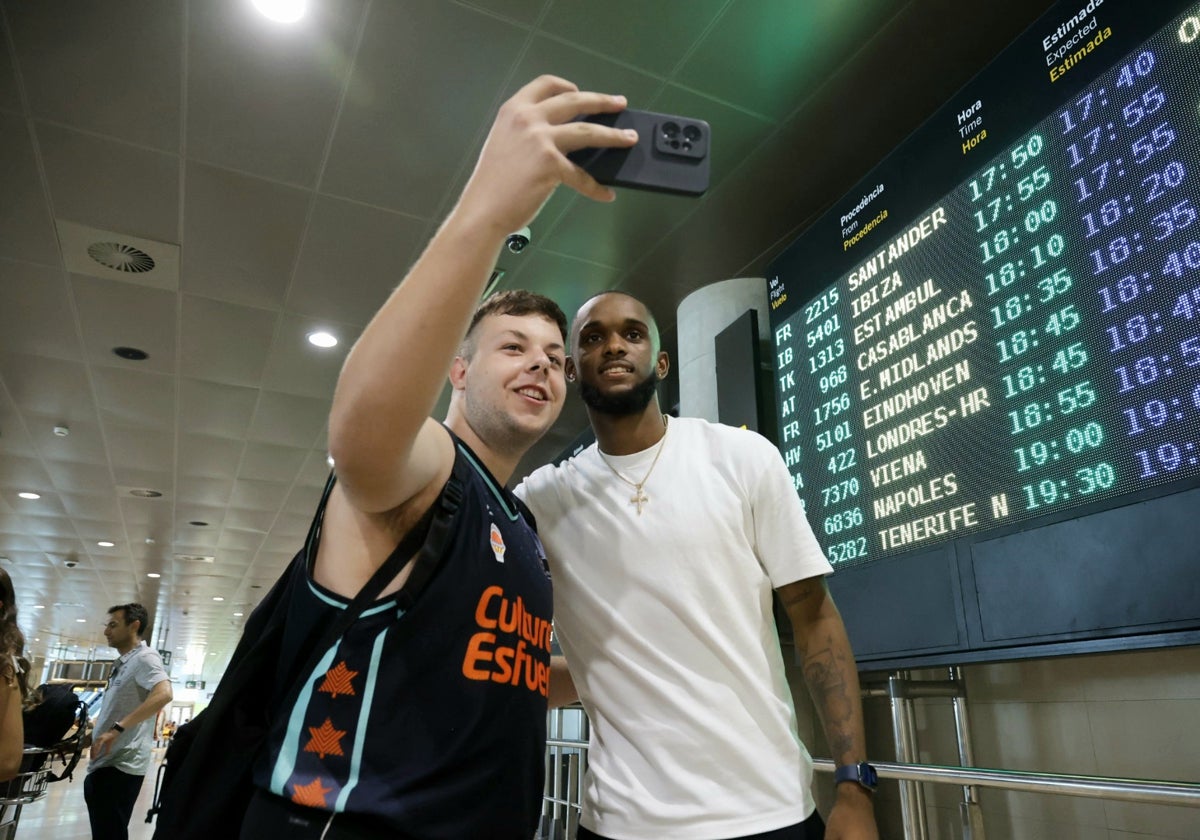 Montero posa con un aficionado en su llegada a Valencia.