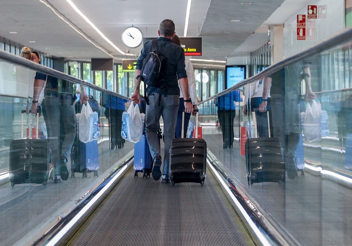 Un hombre con una maleta en el aeropuerto Adolfo Suárez-Madrid Barajas.