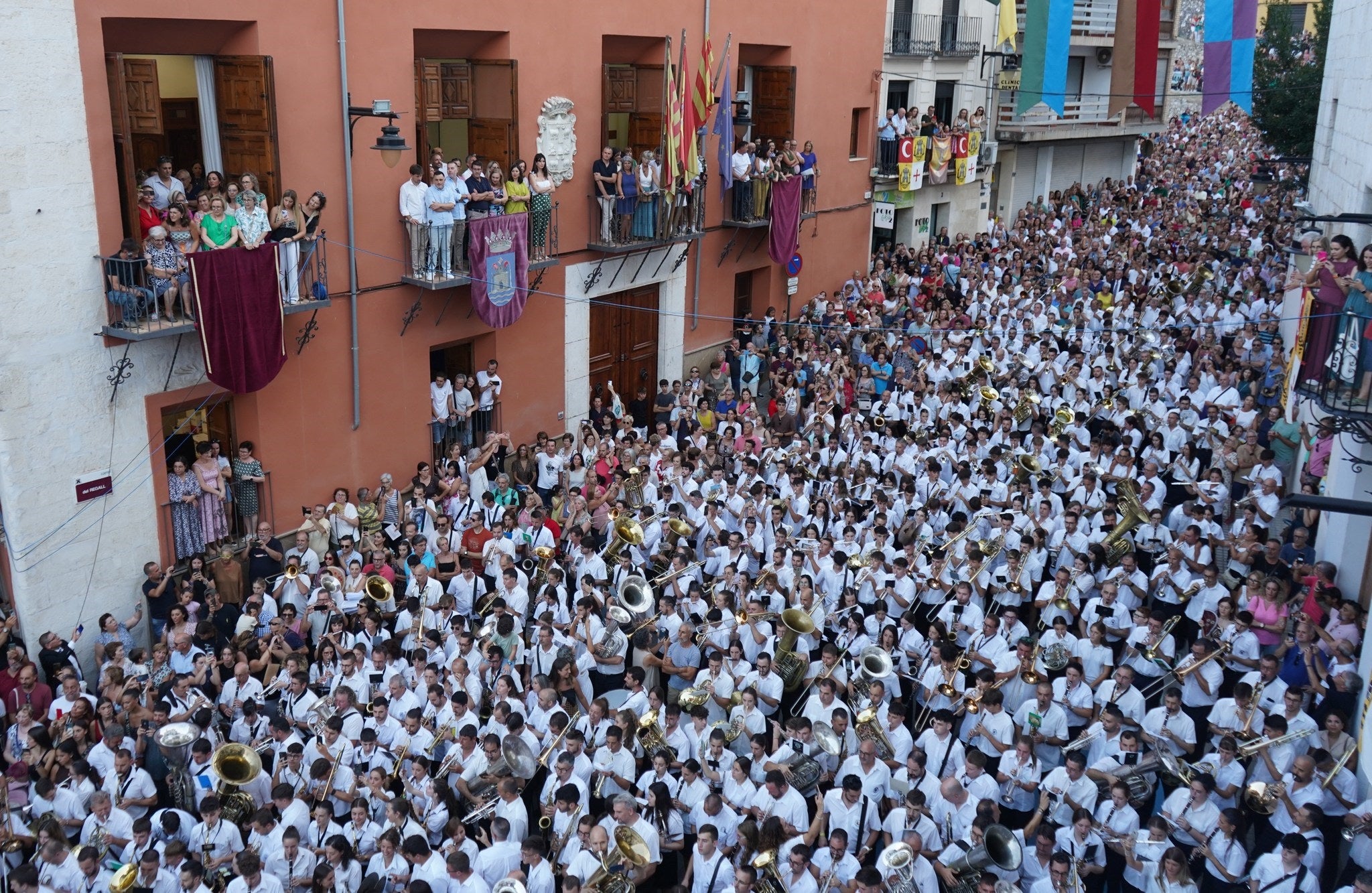 Interpretación al unísomo por cientos de músicos de la marcha 'Chimo'.