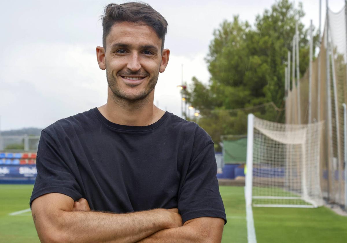 Unai Elgezabal, posando en la Ciudad Deportiva de Buñol.