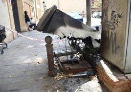 La caja de telecomunicaciones y los enseres destruidos por el fuego.