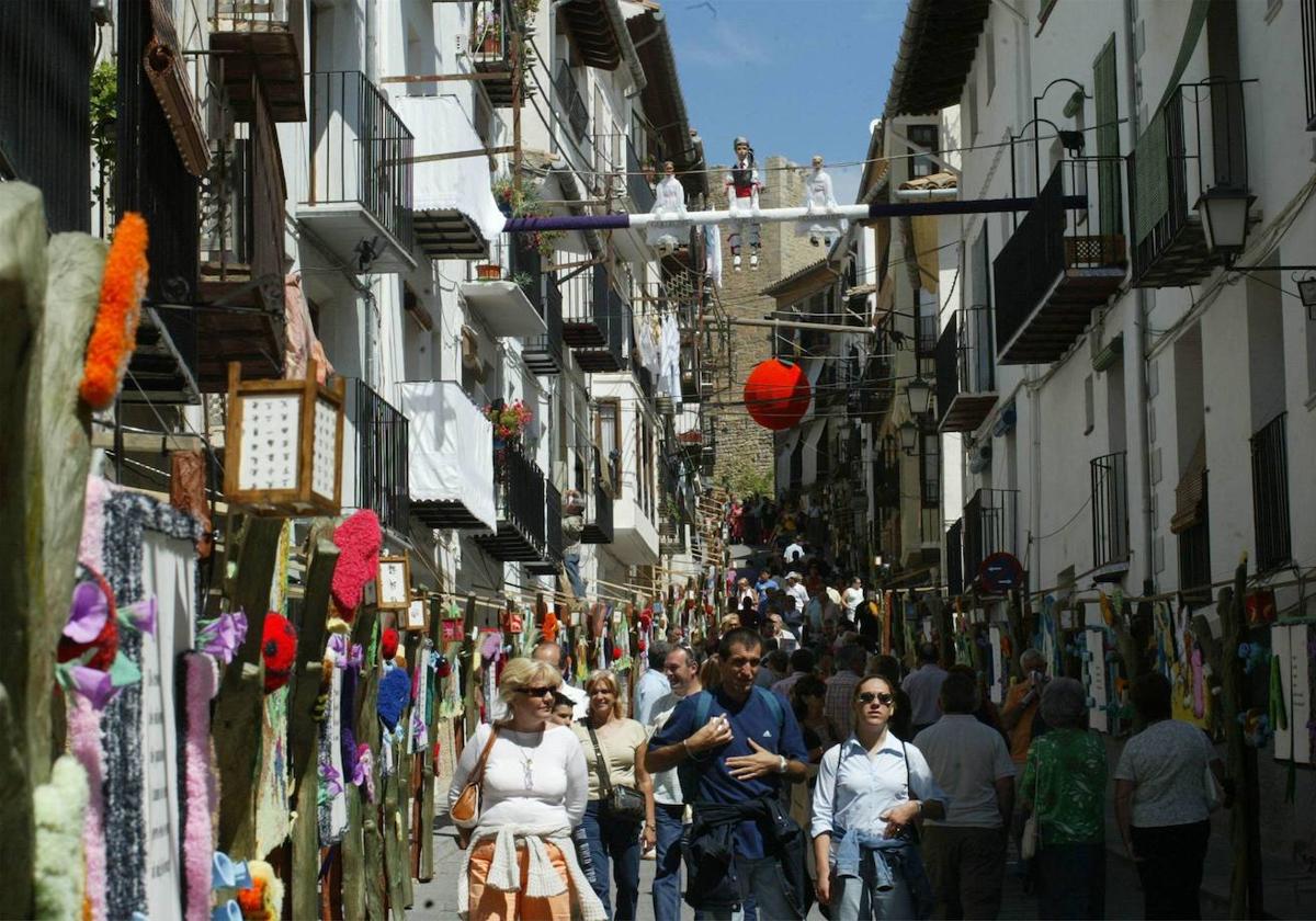 Imagen de archivo de las calles de Morella llenas de turistas en la fiesta del Sexenni