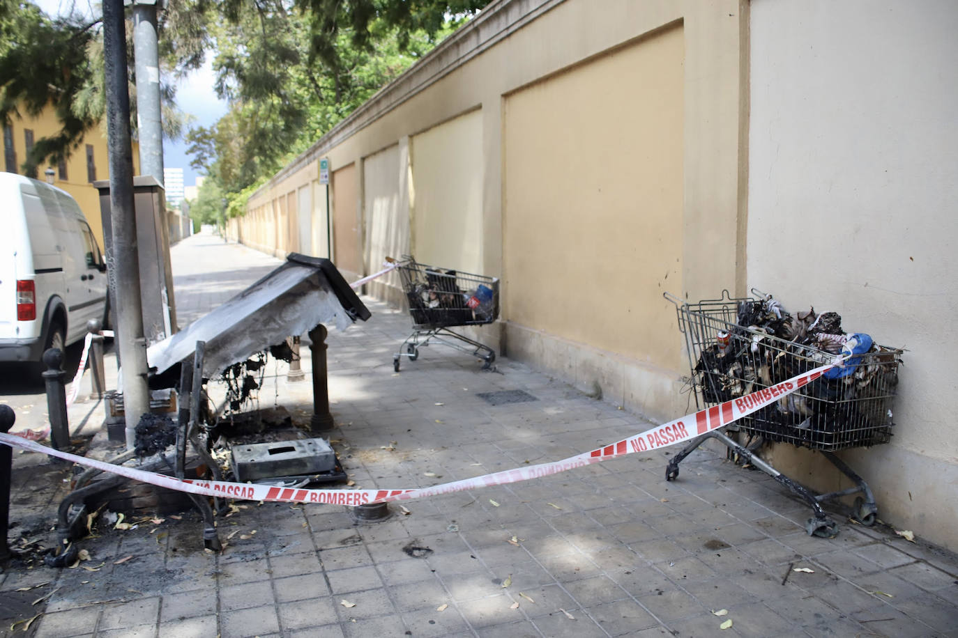 Un incendio destruye los enseres de un indigente y una caja de comunicaciones en el barrio del Botánico