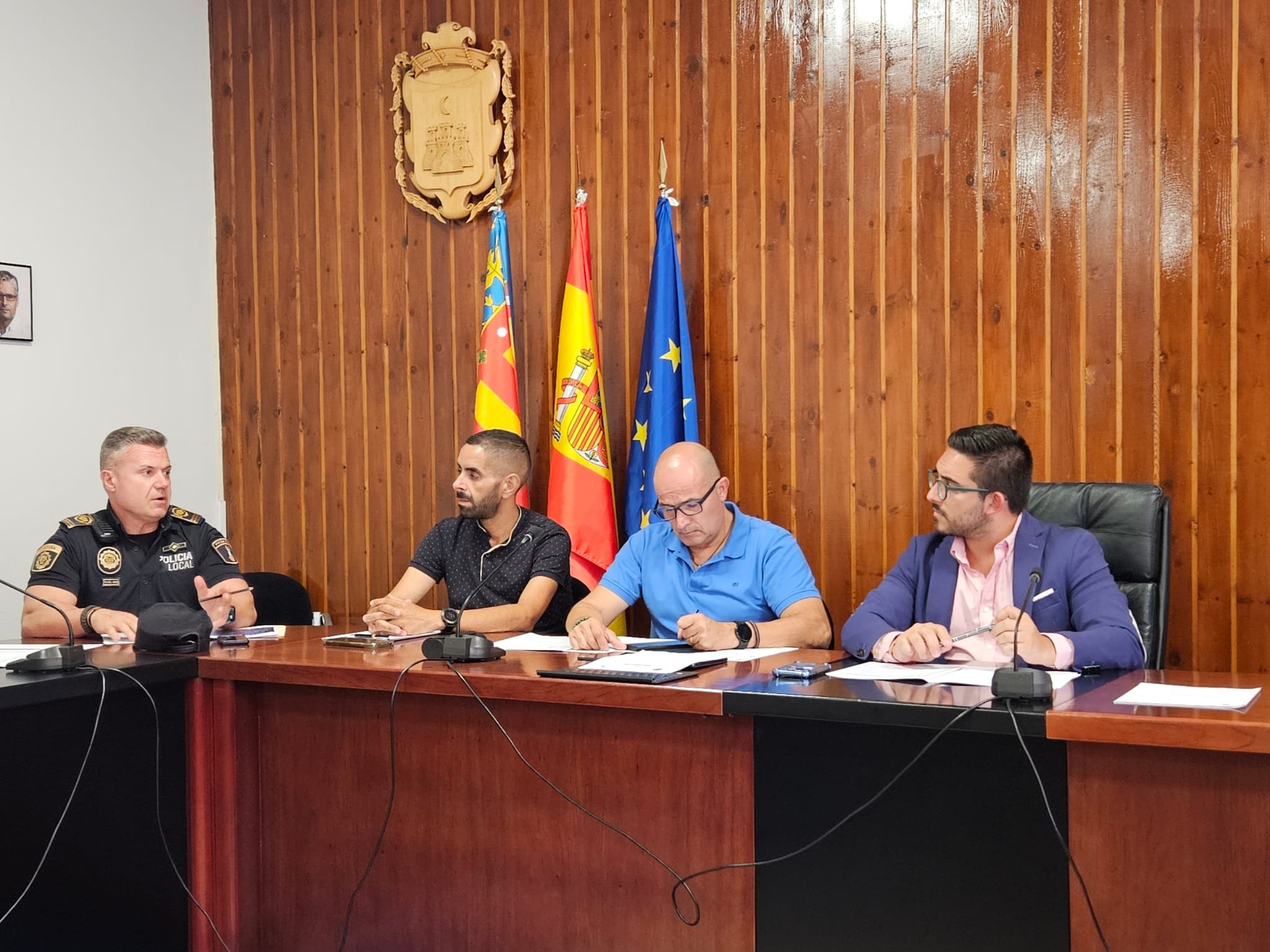 El alcalde, Héctor Troyano, a la derecha, en una reciente Junta Local de Seguridad.