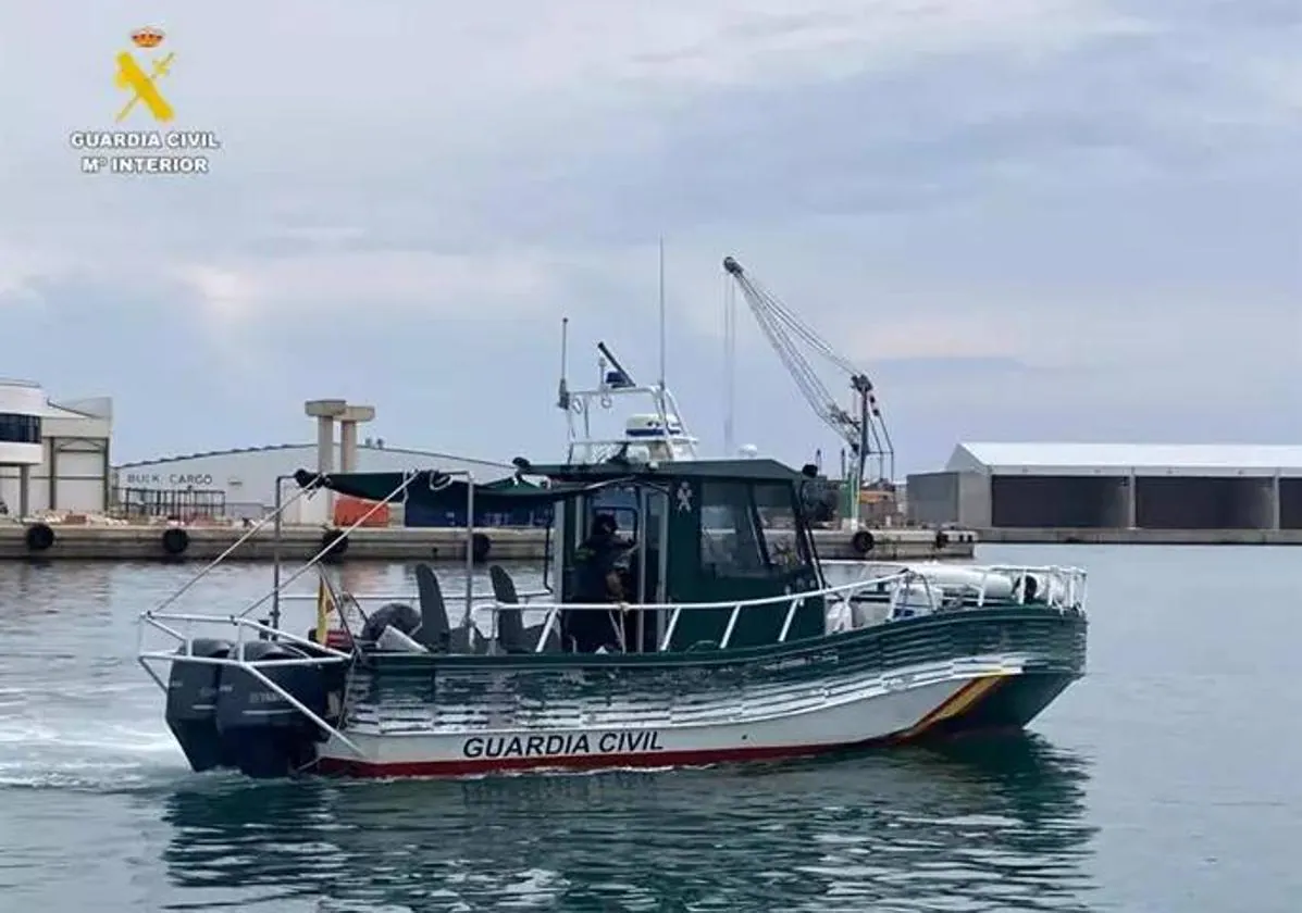 Rescatan a un tripulante tras caer al mar durante la tormenta en Benicàssim 