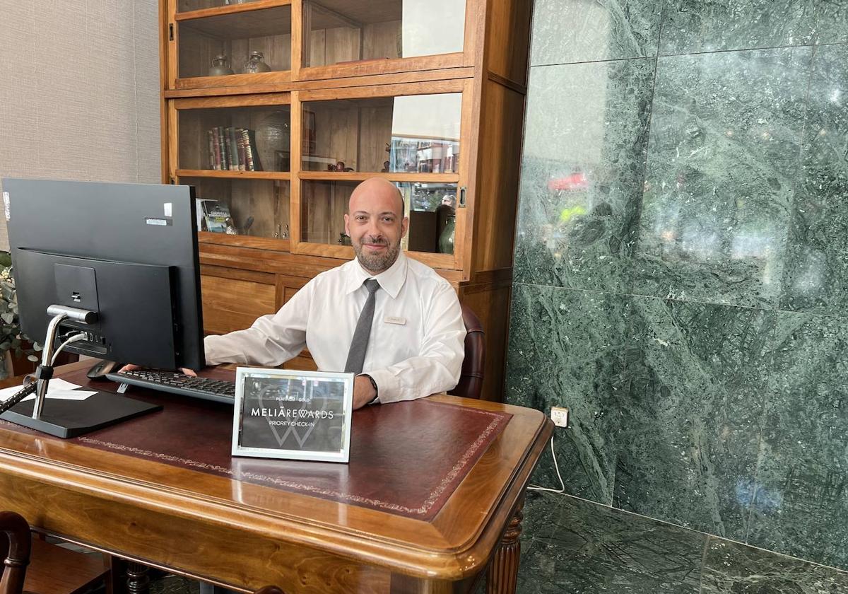 Pablo Bula en su mesa de recepción en el Hotel Meliá Plaza.