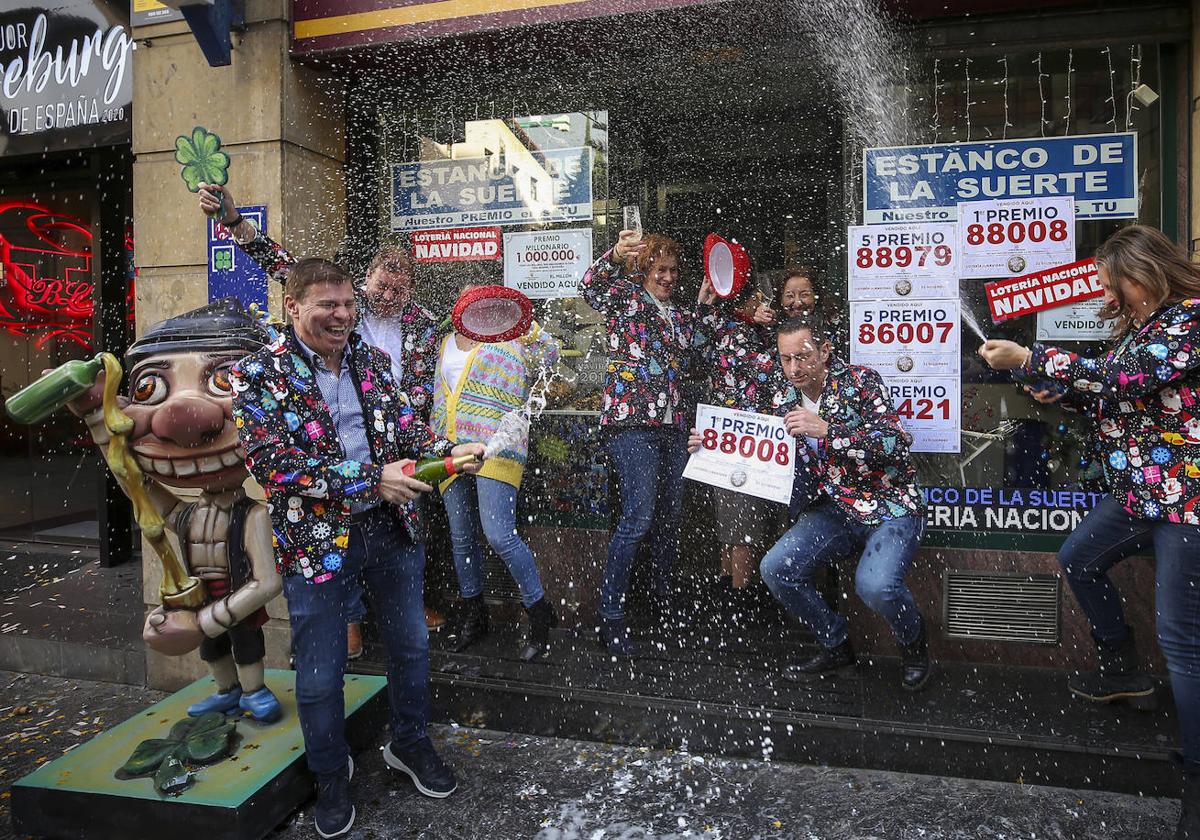 Varios ganadores celebran un premio de lotería. Imagen de archivo.