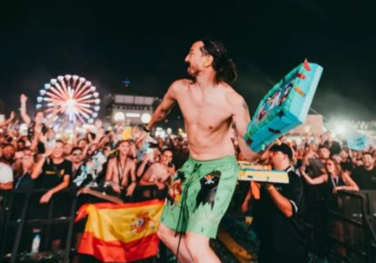 Steve Aoki revoluciona el Medusa Sunbeach Festival lanzando las tartas de una pastelería valenciana a sus fans