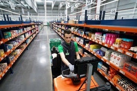 Un empleado de Mercadona recoge los pedidos 'online' de clientes.