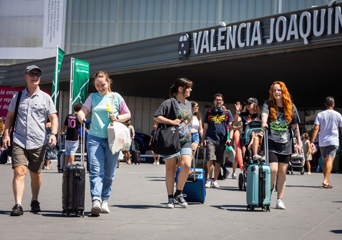 Llegada de turistas a la ciudad de Valencia.