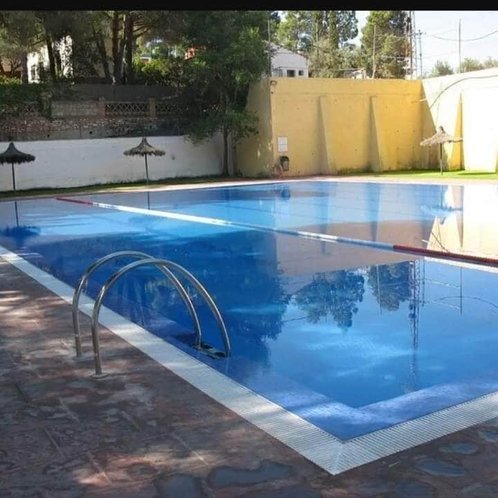 Náquera cierra su piscina por la presencia de heces en el agua 