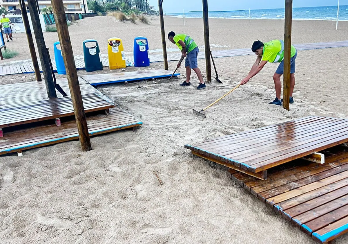 Dénia pone a punto las playas tras los desperfectos de la DANA 