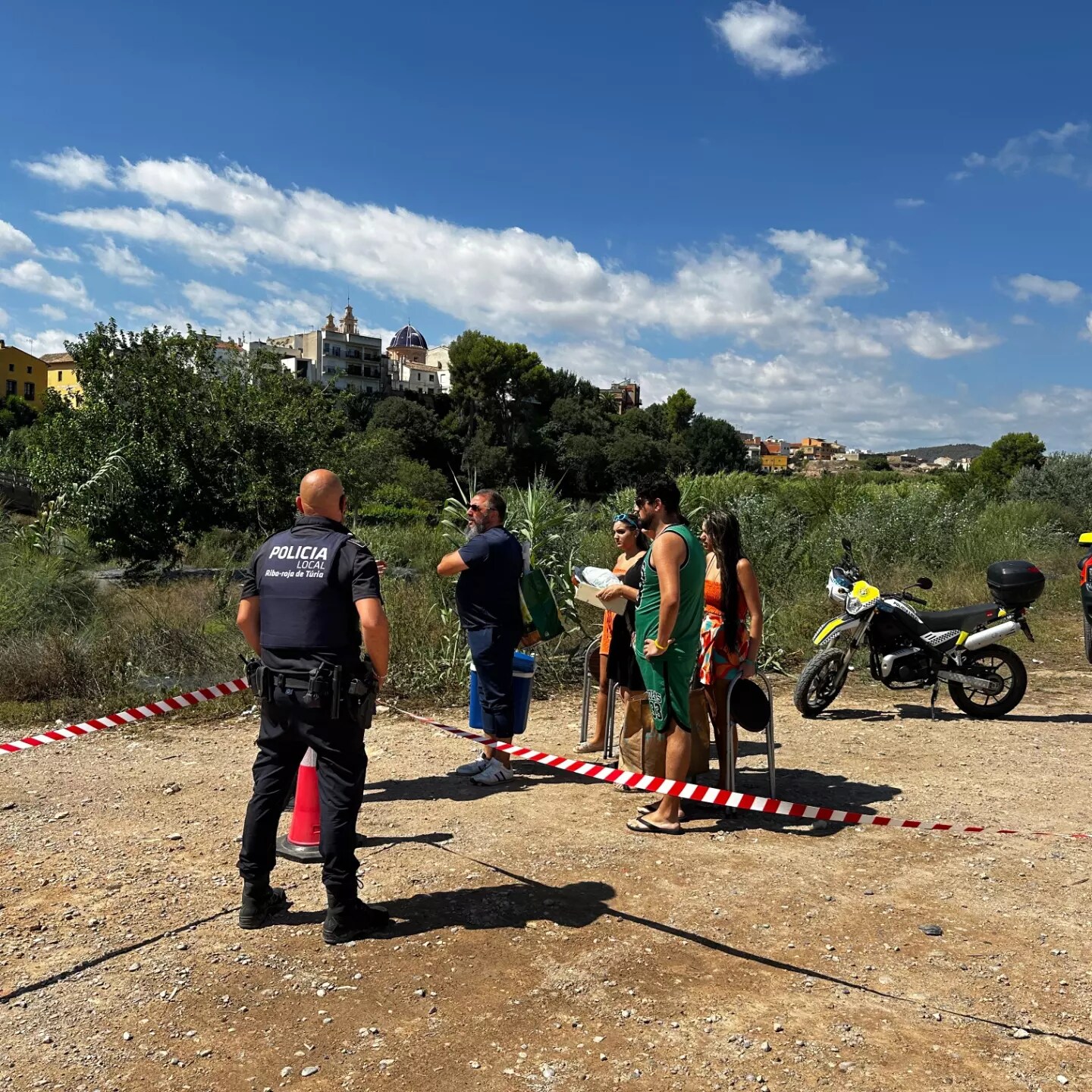 Efectivos de Policía, Bomberos, Protección Civil y drones, contra la ‘invasión’ del río en Riba-roja de Túria 