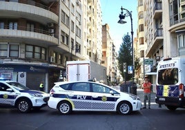 Varios vehículos de la Policía Local en el lugar del accidente.