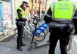 Dos agentes de Policía Local, con un conductor de patinete eléctrico.