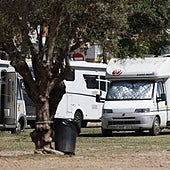 Autocaravanas aparcadas en una zona habilitada.