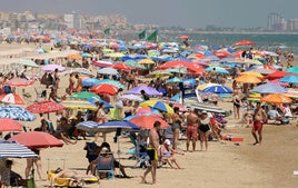 La playa de Gandia llena de visitantes.