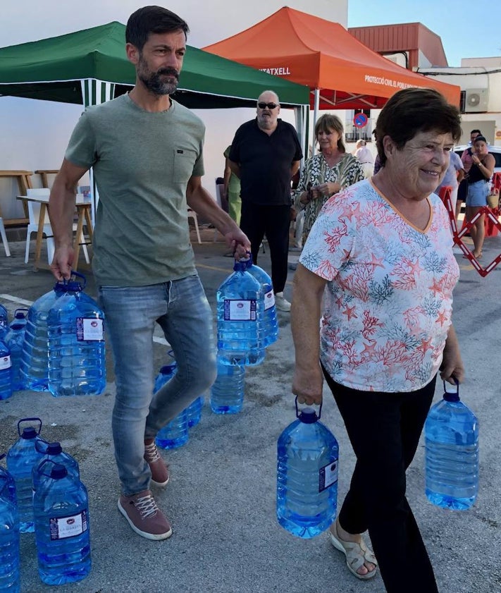 Imagen secundaria 2 - Garrafas de agua contra la sequía en Benitatxell