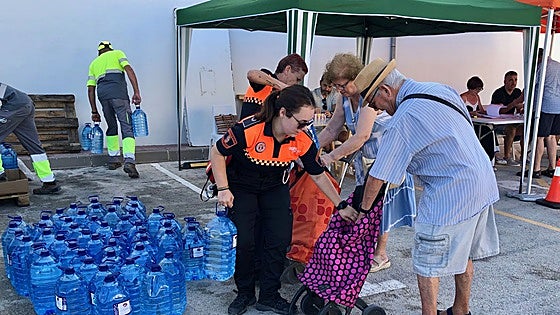 Garrafas de agua contra la sequía en Benitatxell