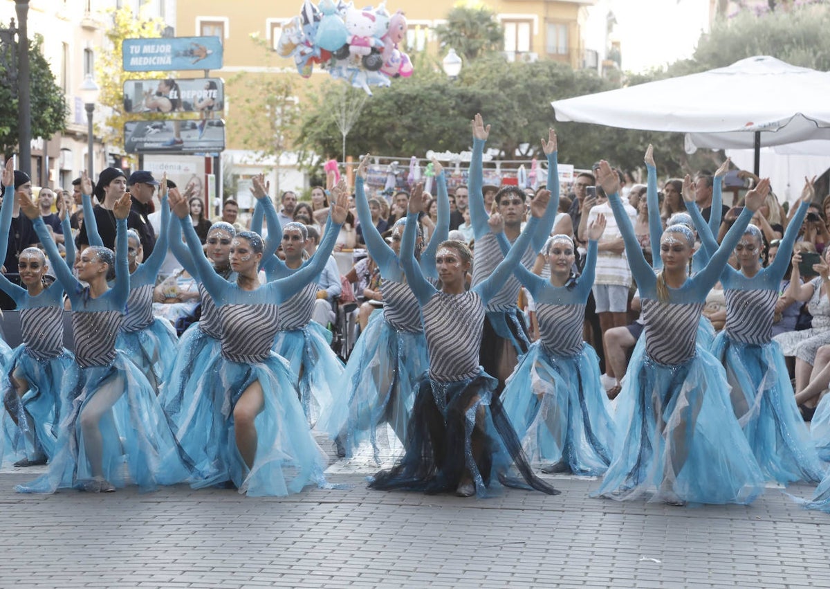 Imagen secundaria 1 - Los Moros i Cristians conquistan Dénia