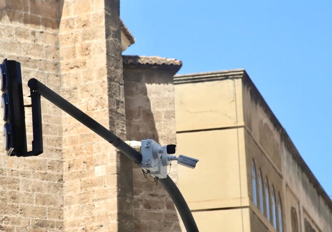 Cámara de control de tráfico instalada en la plaza de San Agustín.