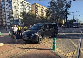 La furgoneta, en las vías tras el impacto, este viernes por la tarde.