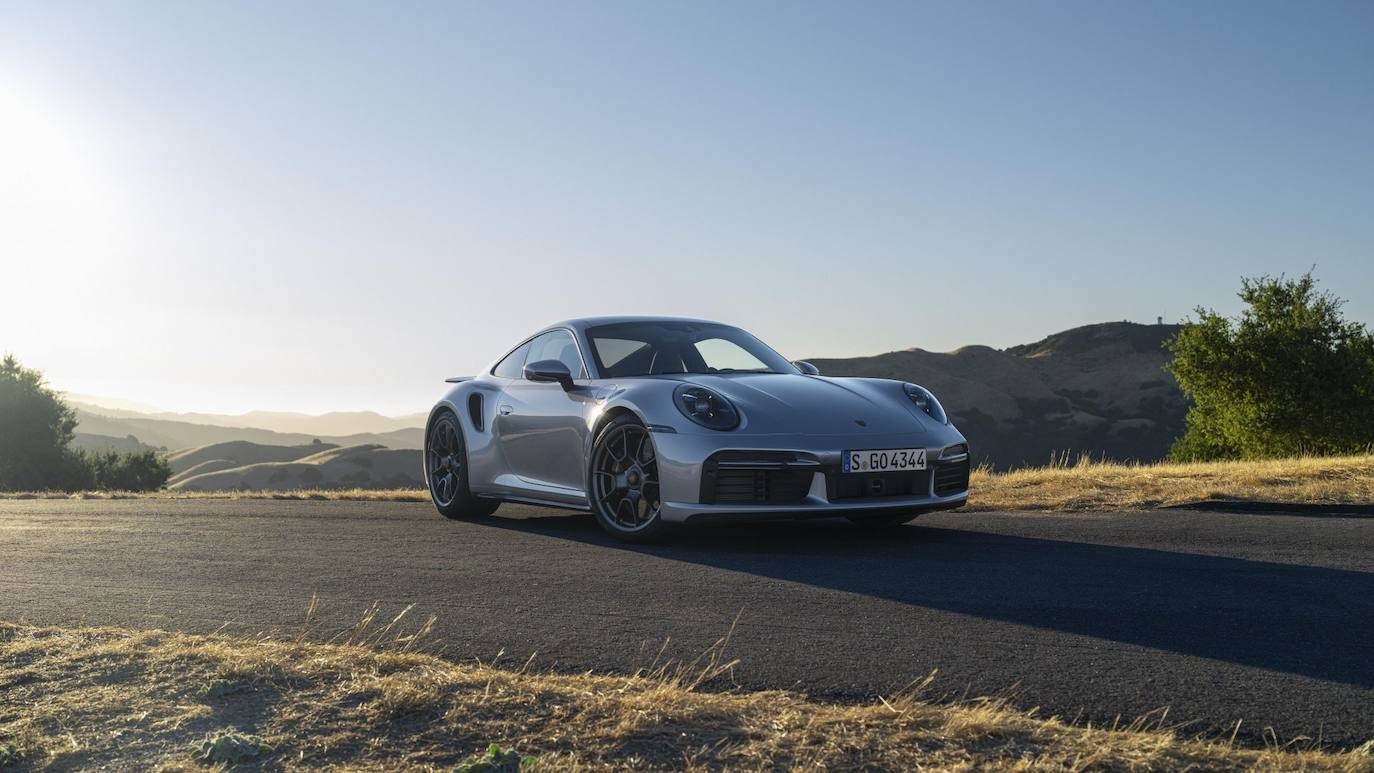 Porsche ha presentado una edición conmemorativa por los 50 años de historia del modelo 911 Turbo 50 del que se producirán apenas 1.974 unidades en todo el mundo y cuyas primeras unidades se empezarán a entregar a los clientes a partir de otoño de 2024.