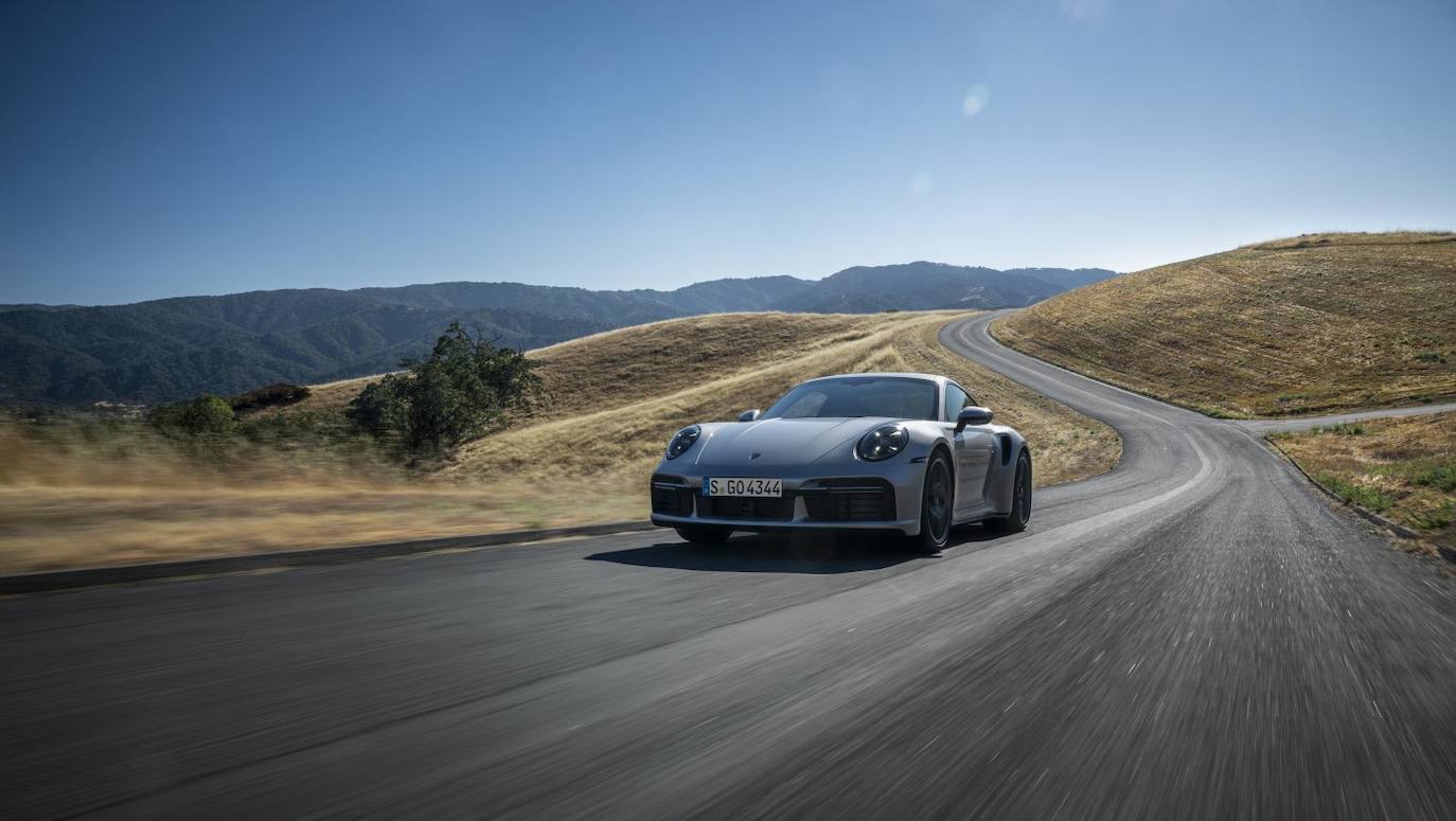 ste vehículo aterriza con el mismo sistema de propulsión 911 Turbo S que lleva el modelo equipado de serie desde 2019 con un motor bóxer de 3,7 litros con turbocompresor doble que entrega hasta 650 caballos de potencia y un consumo de 12,3 litros de combustible por cada 100 kilómetros recorridos. 