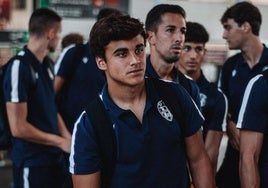 Carlos Álvarez, durante el viaje a Gijón para disputar el partido.