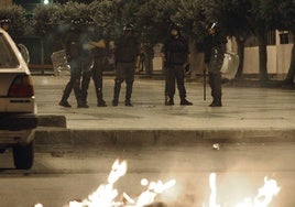 Un grupo de guardias civiles con material antidisturbios.